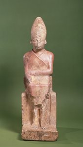 Estátua assentada do faraó Khasekhem com inimigos conquistados em volta da base, encontrada em Hierakonpolis, c.2700 aC (calcário)